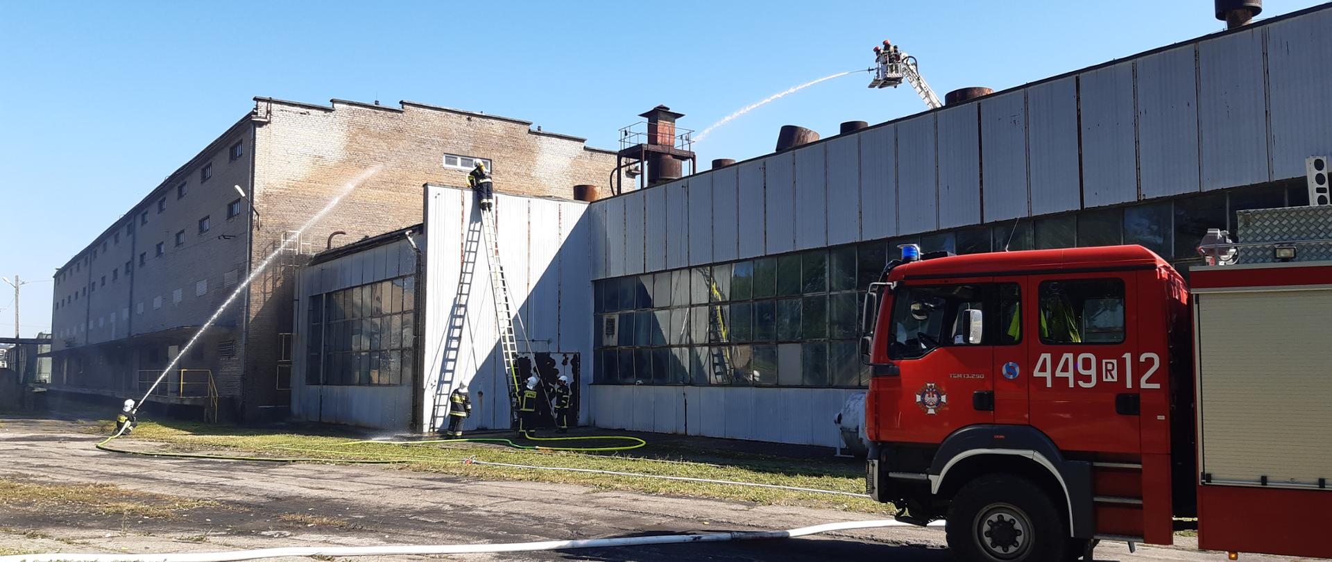 obiekty zakładu Herbstreith&Fox Sp. z o.o. w Jaśle na zdjęciu strażacy w czasie ćwiczeń