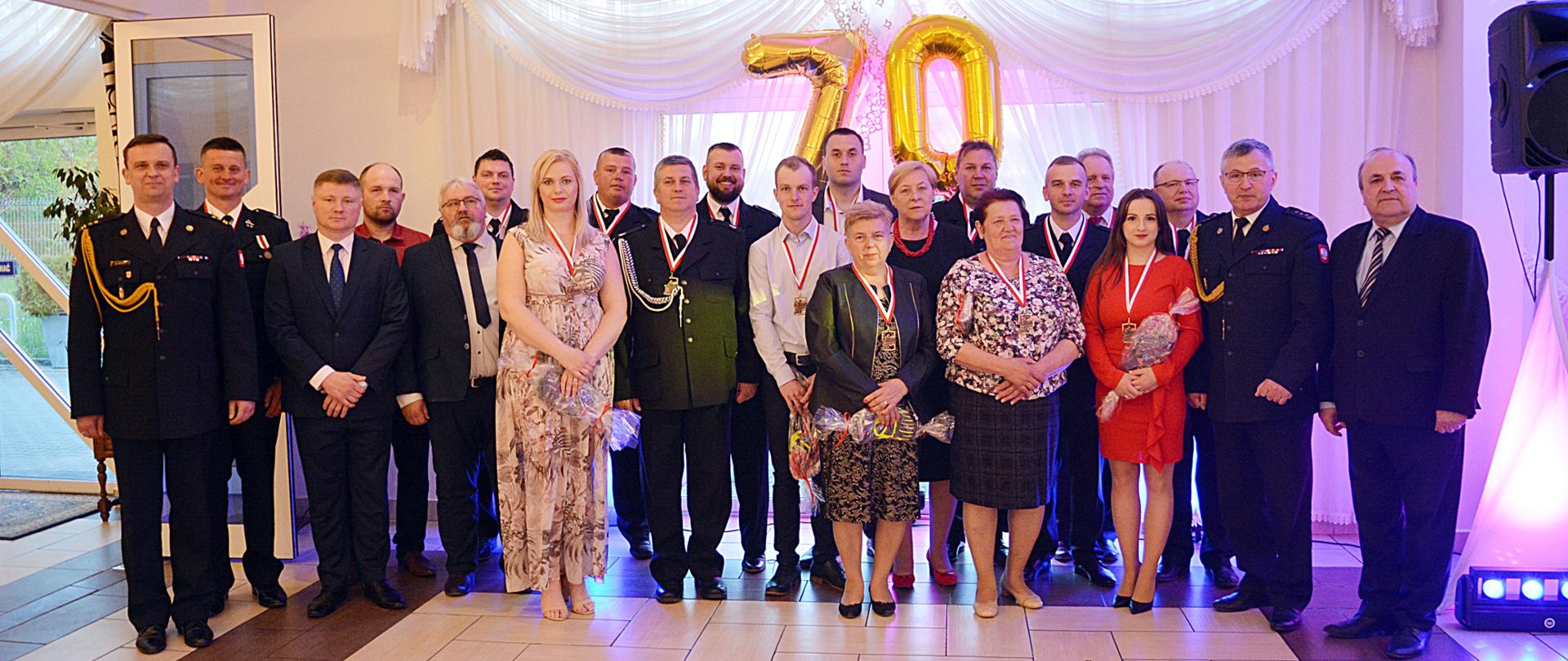 Członkowie OSP w Łubinie Kościelnym oraz zaproszeni goście podczas pamiątkowego zdjęcia z okazji 70-lecia powstania Ochotniczej Straży Pożarnej w Łubinie Kościelnym