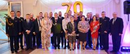 Członkowie OSP w Łubinie Kościelnym oraz zaproszeni goście podczas pamiątkowego zdjęcia z okazji 70-lecia powstania Ochotniczej Straży Pożarnej w Łubinie Kościelnym