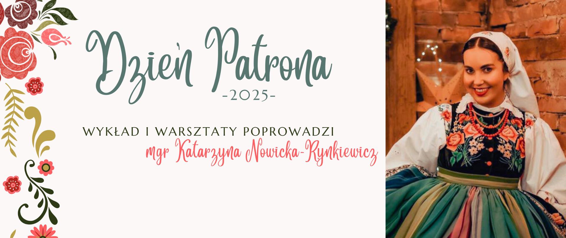 Plakat z białym tłem, na którym znajdują się informacje dot. obchodów dnia patrona. Od góry strony tekst: niebieską, pisaną czcionką "Dzień Patrona 2025". Poniżej różowym kolorem: "wykłady i warsztaty poprowadzi: mgr Katarzyna Nowicka - Rynkiewicz". 