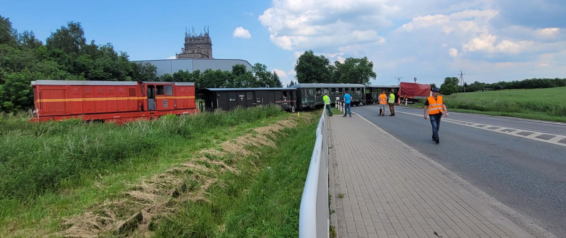 skład pociągu blokuje drogę krajową, uszkodzona ciężarówka w rowie