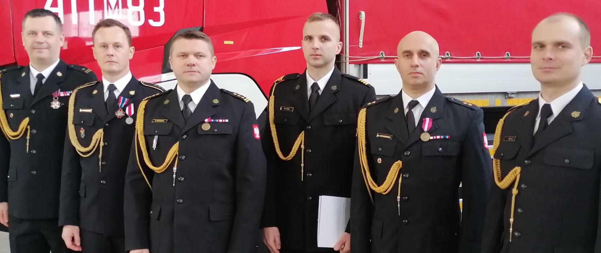 Uroczysta zbiórka - strażacy w mundurach