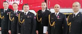 Uroczysta zbiórka - strażacy w mundurach