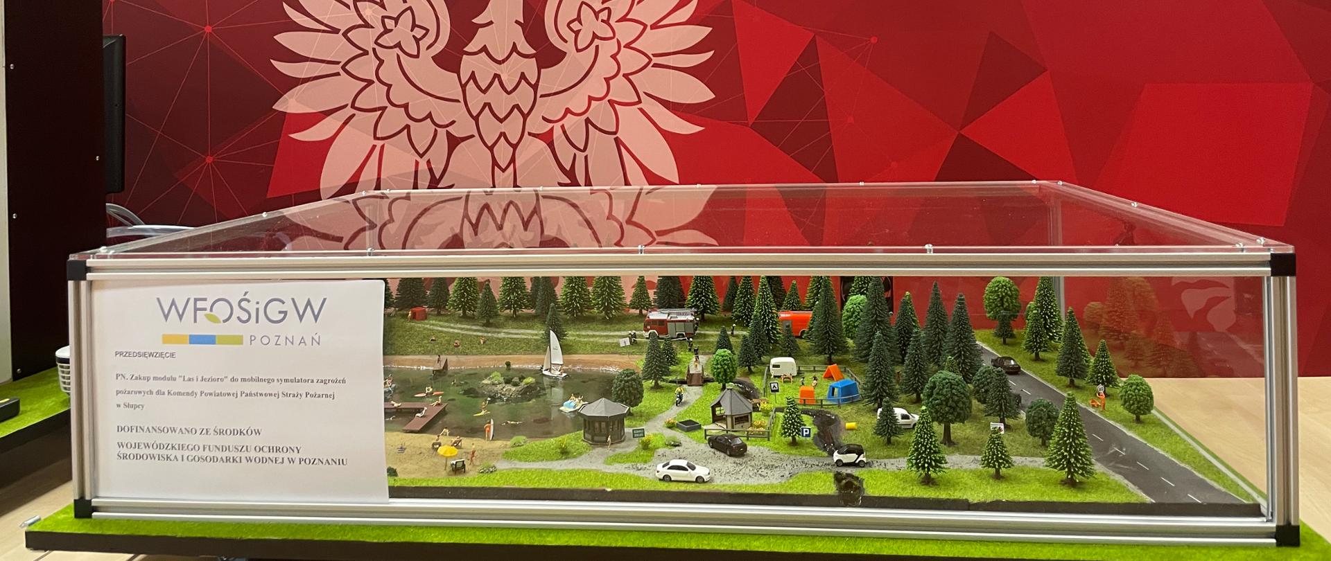 makieta przedstawiająca las i jezioro 