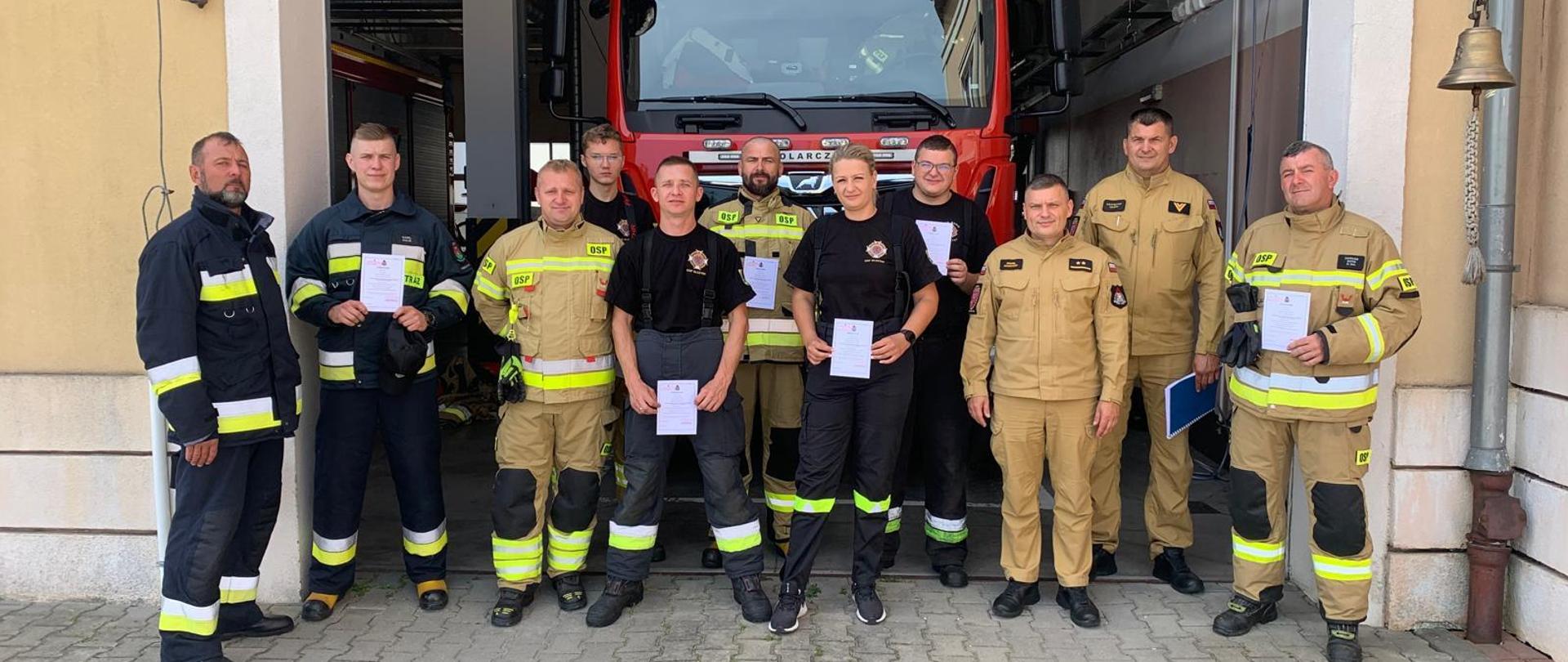 Na zdjęciu kursanci i kadra szkoleniowa 