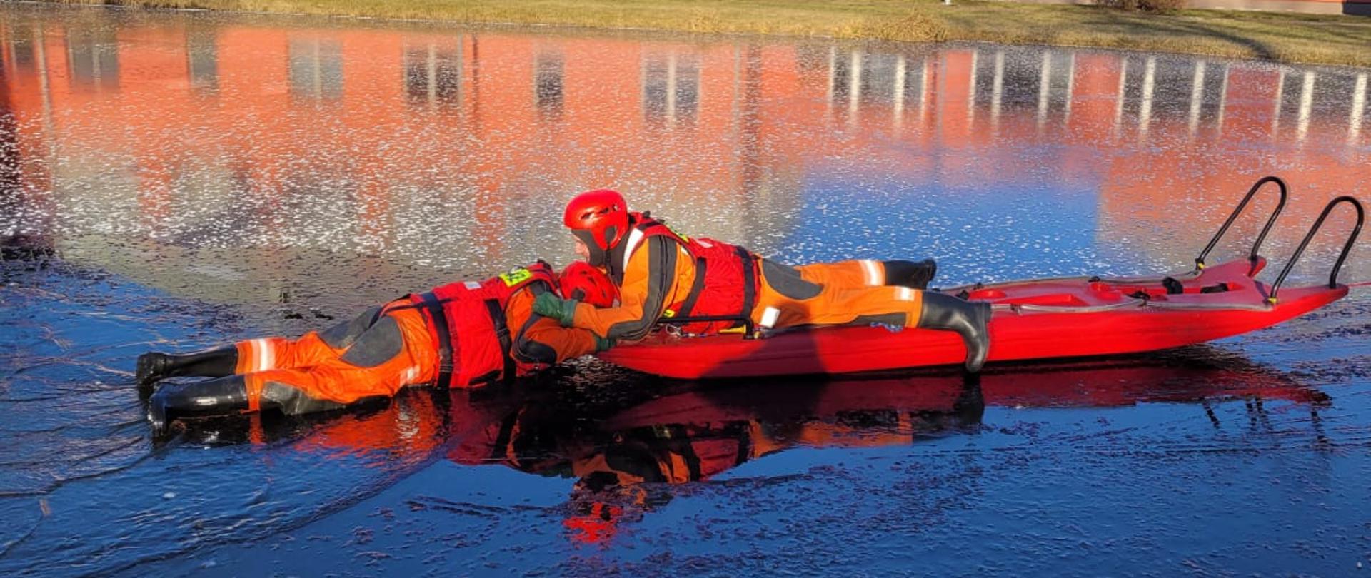 LÓD NA AKWENACH - STRAŻACY PSP I OSP ĆWICZĄ RATOWNICTWO LODOWE