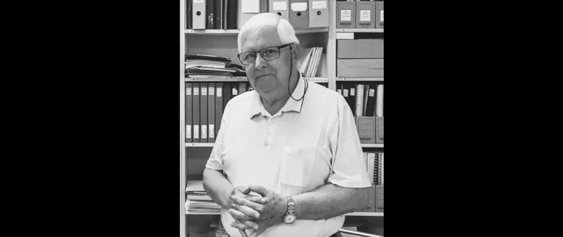 Zdjęcie czarno-białe przedstawiającego pana Jacka Sygnarskiego 