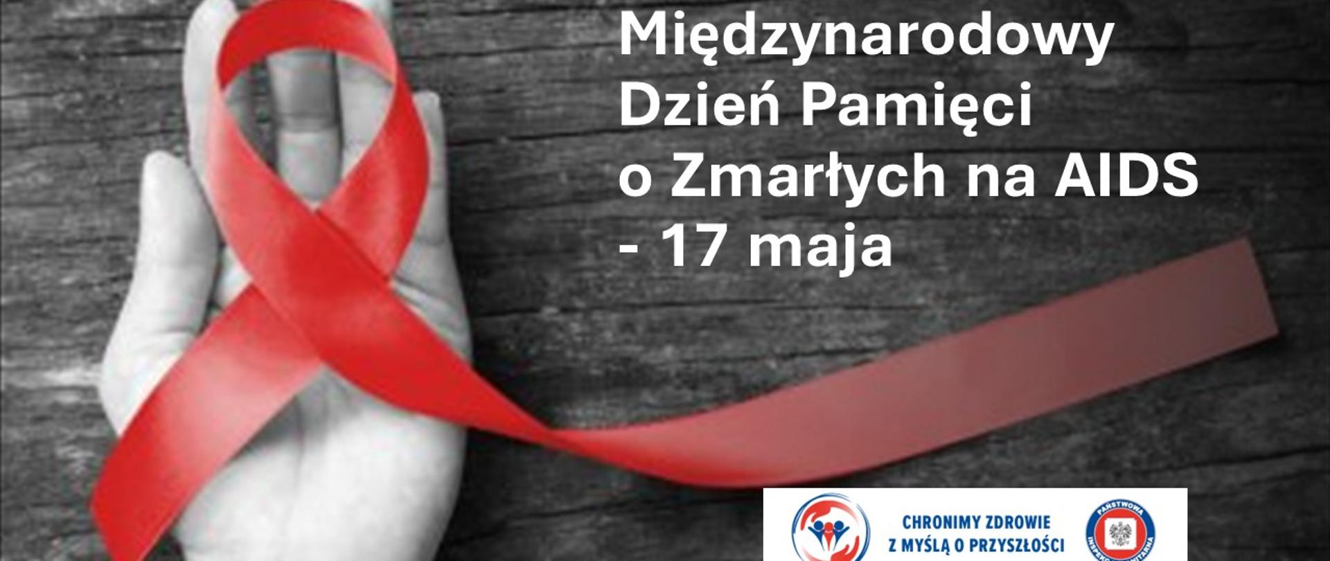 17 maja - Międzynarodowy Dzień Pamięci o Zmarłych na AIDS - grafika przedstawiająca otwartą dłoń z czerwoną wstęgą.