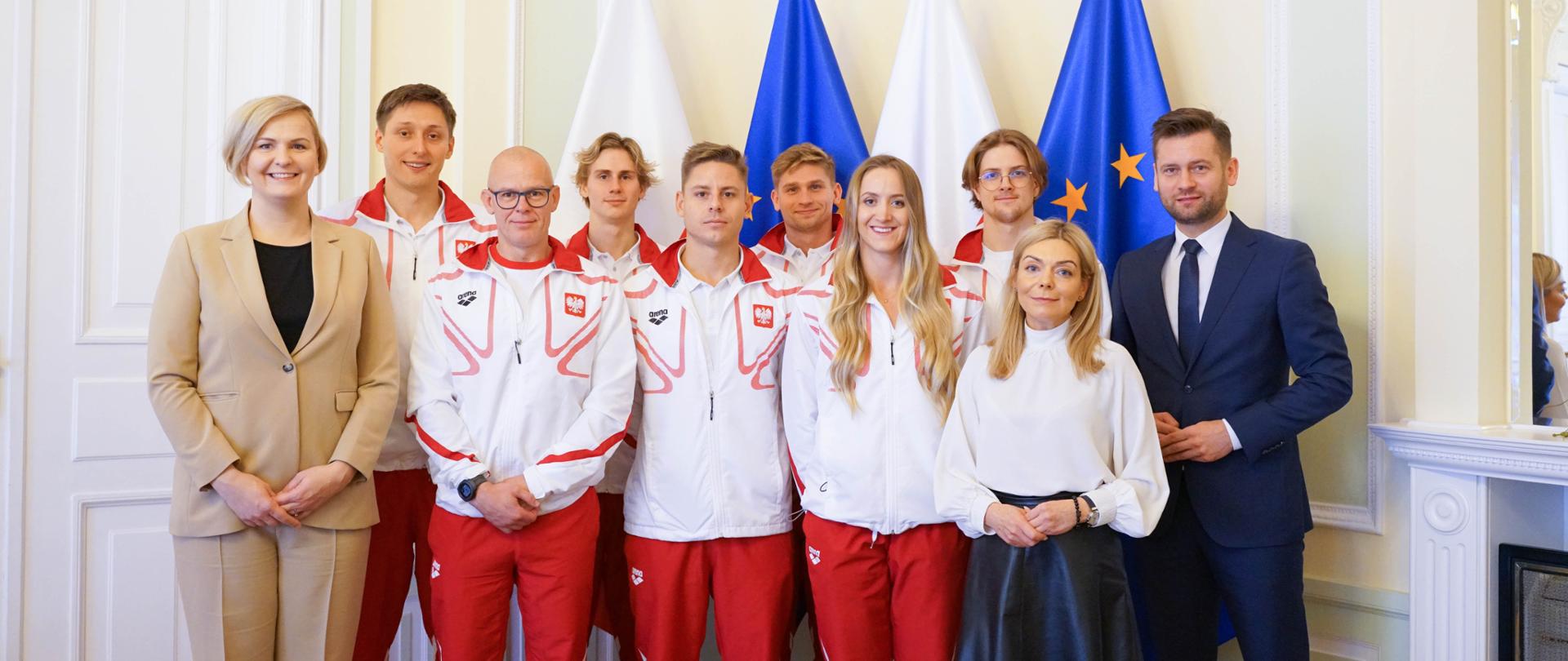 Medaliści ME w pływaniu, trenerzy oraz Pani Prezes Otylia Jędrzejczak podczas spotkania z Ministrem Sportu i Turystyki