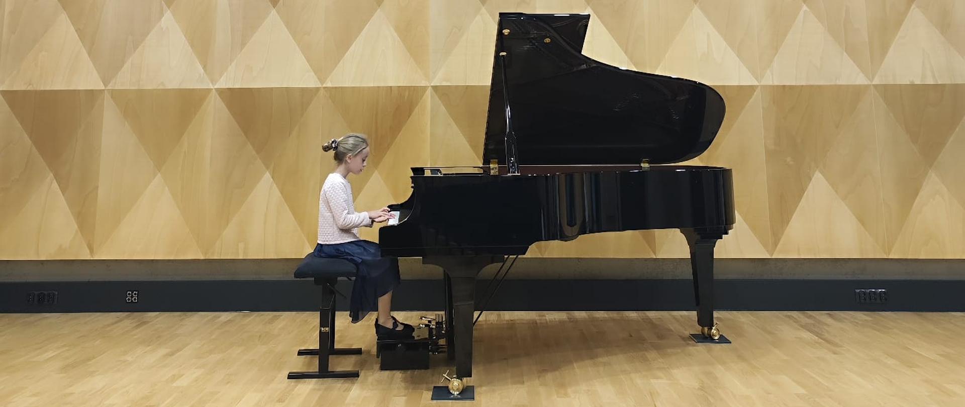Wiktoria Girdwojn przy fortepianie