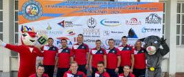 Drużyna wraz z maskotkami Mistrzostw pozuje do zdjęcia grupowego na 16. Mistrzostwach Świata w Sporcie Pożarniczym w Kazachstanie