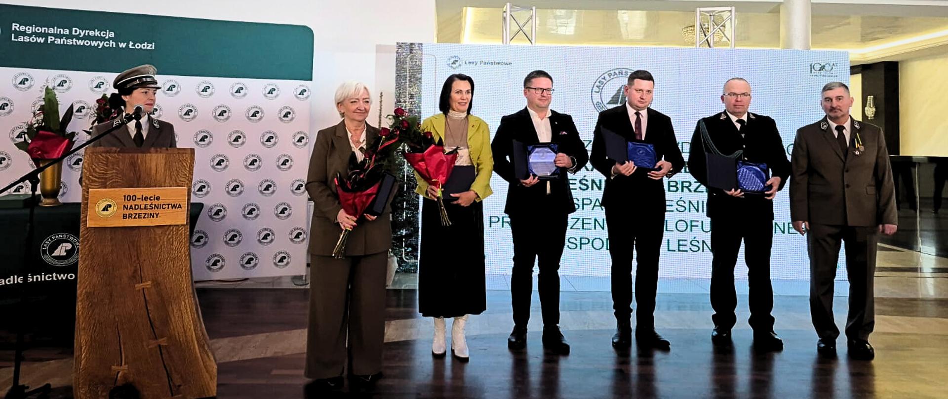 Uhonorowani pamiątkowymi statuetkami 