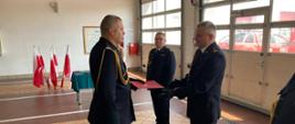 Pomorski komendant wojewódzki PSP wręcza funkcjonariuszowi akt powołania na stanowisko zastępcy komendanta powiatowego Państwowej Straży Pożarnej w Kwidzynie.