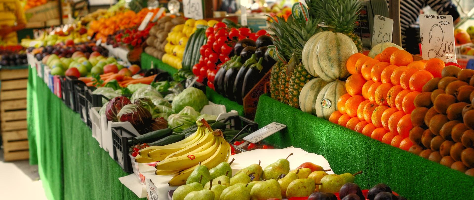 Stragan z owocami i warzywami