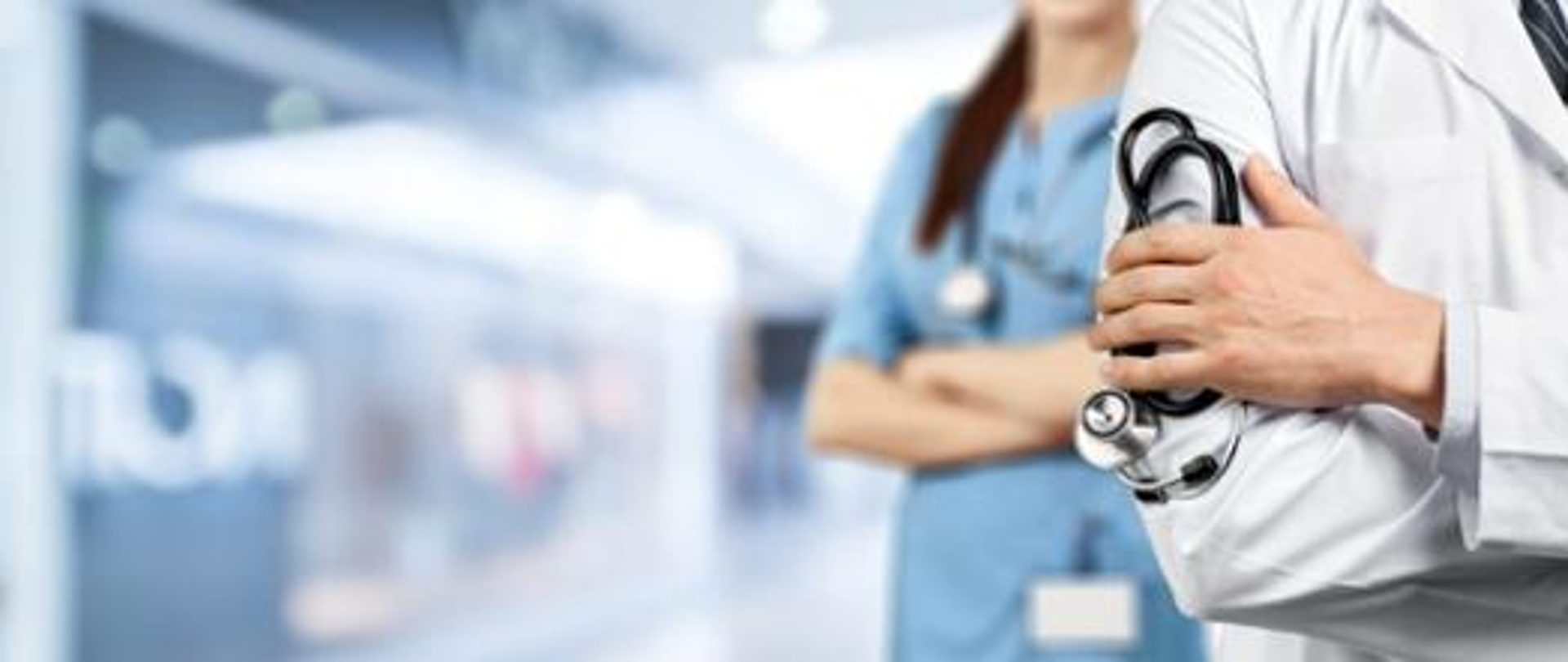 Widoczny personel i słuchawki w rękach lekarza