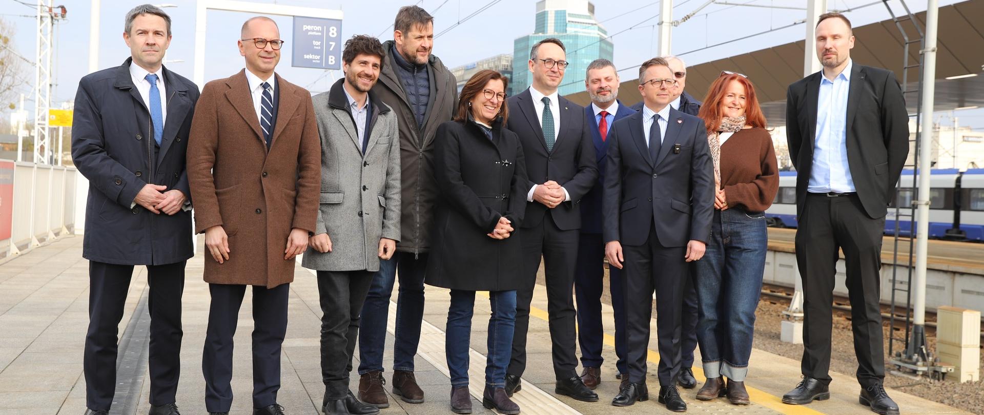 Delegacja komisji TRAN odwiedziła dworzec Warszawa Zachodnia