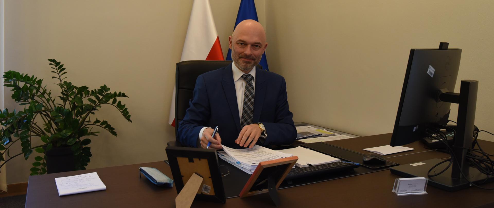 Minister Michał Kurtyka podczas podpisania umowy na dofinansowanie inwestycji