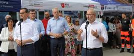 Zdjęcie premiera Mateusza Morawieckiego i ministra zdrowia Adama Niedzielskiego podczas konferencji w Wołominie