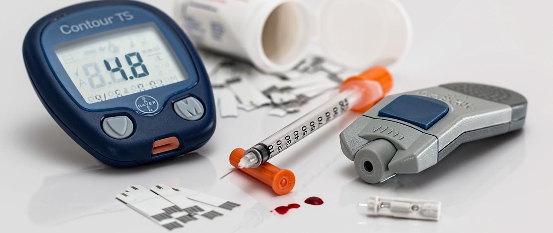 Zdjęcie przedstawiające glukometr .