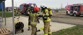 Ratownicy przygotowani do wejścia, rozwinięta linia gaśnicza