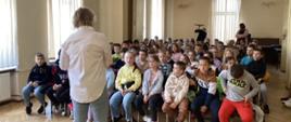 Pani Katarzyna Mąka-Żelazko opowiada dzieciom o szkole muzycznej podczas audycji muzycznych w PSM I st. w Kłodzku 09 maja 2023