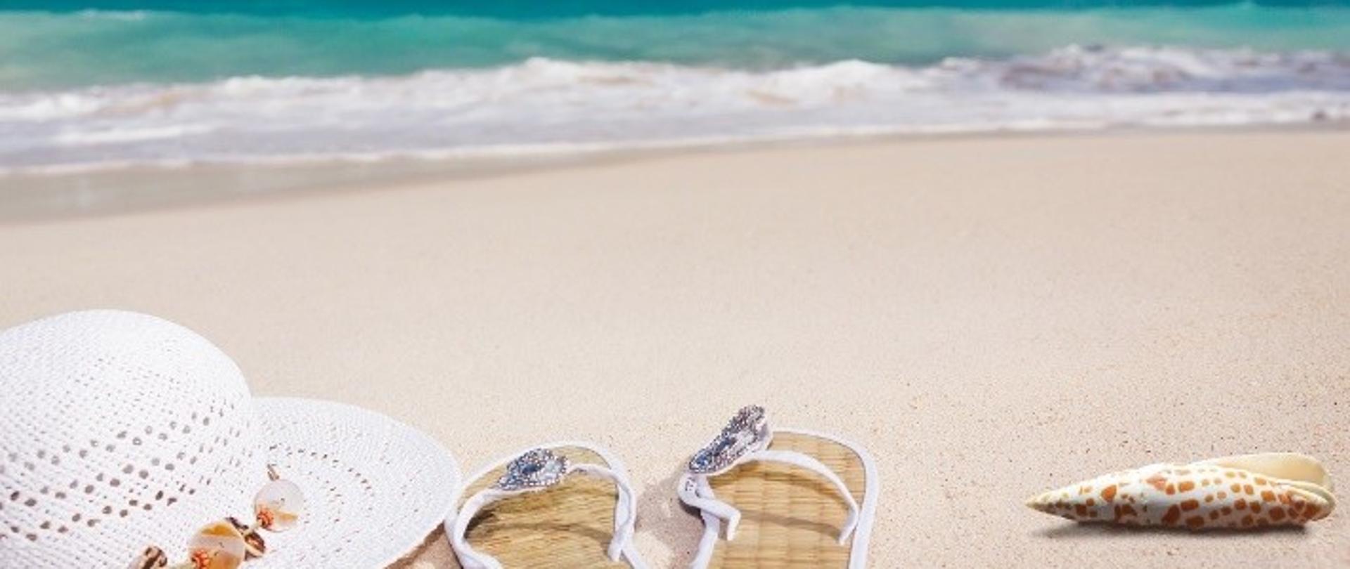 morze plaża klapki kapelusz