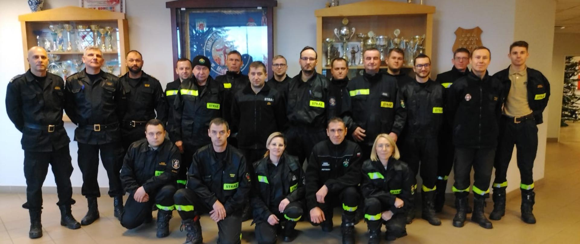 Zdjęcie przedstawia 18 druhów OSP z terenu powiatu międzyrzeckiego na zdjęciu pamiątkowym wraz z komisją egzaminacyjną