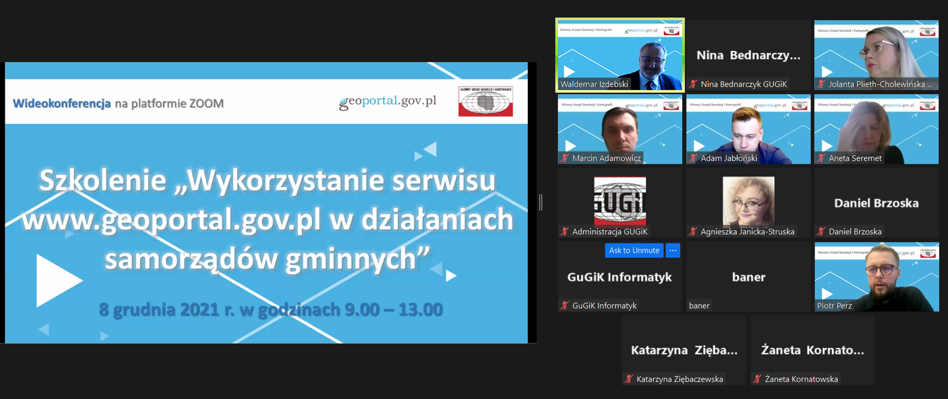 Ilustracja przedstawia zrzut ekranu ze szkolenia, na którym widać planszę z tytułem szkolenia oraz prowadzących szkolenie 