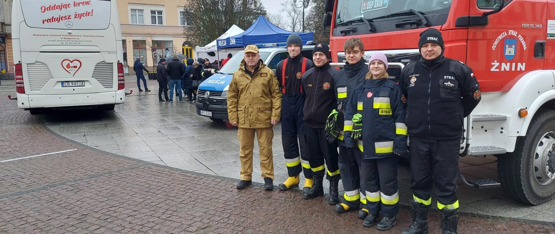 zdjęcie przedstawia funkcjonariuszy PSP i Osp podczas zbiórki krwi na rzecz policjantki z KPP Żnin