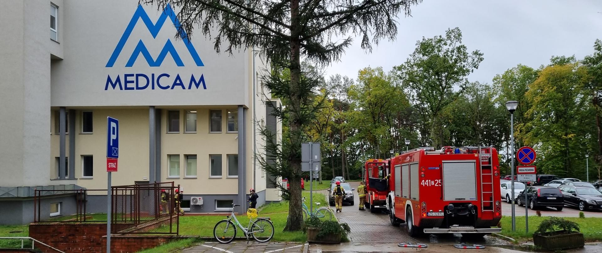 Widoczni na zdjęciu strażacy z KP PSP Gryfice podczas ćwiczeń w gryfickim szpitalu - po prawej widoczne wozy bojowe