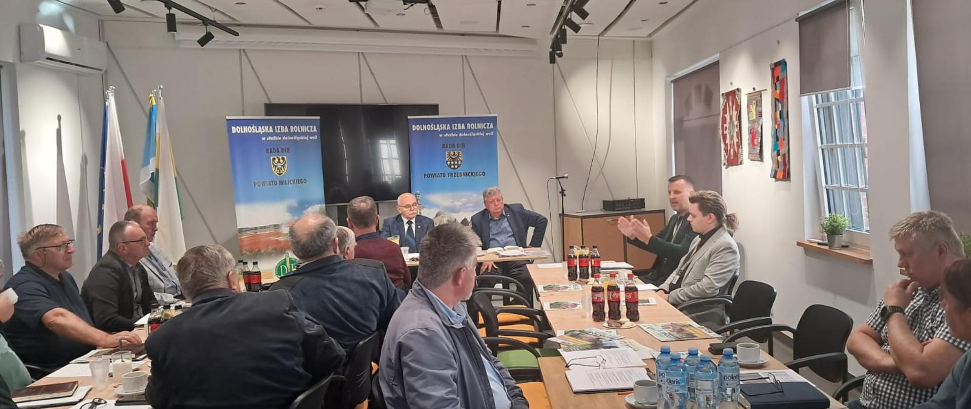 Uczestnicy posiedzenia siedzący na sali konferencyjnej