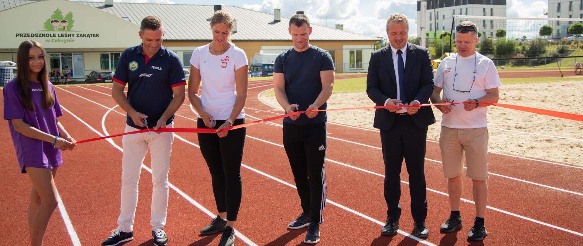 Wiele osób podczas otwarcia kompleksu sportowego