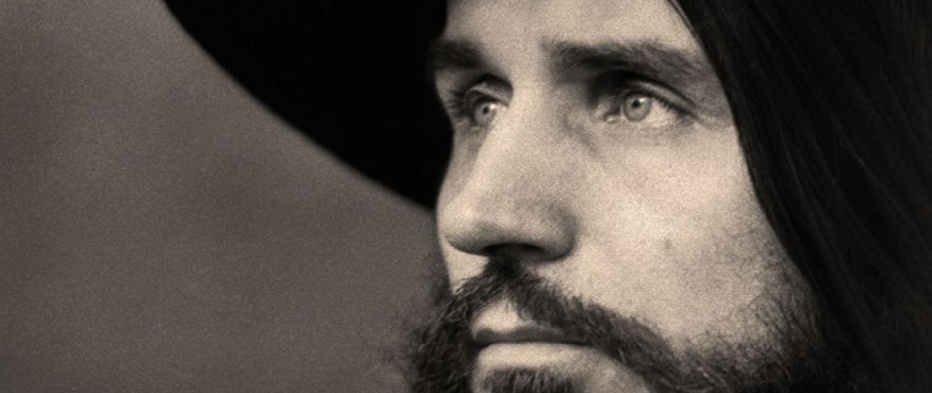 Czarno-białe zdjęcie Czesława Niemena. Piosenkarz spogląda w lewą stronę.