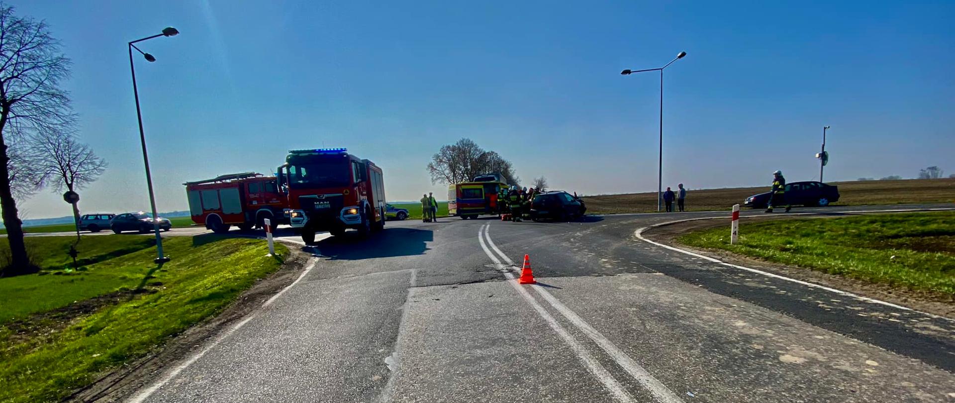 Samochody strażackie i osobowe na drodze
