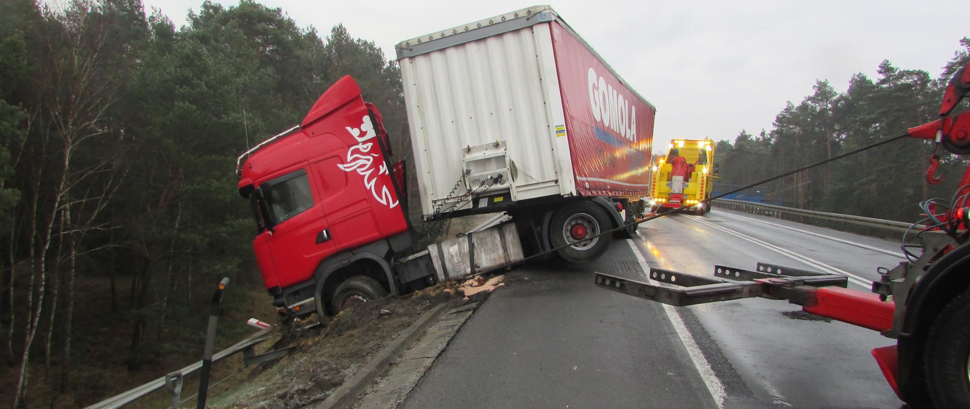 CIĄGNIK SIODŁOWY ZŁAMAŁ SIĘ PO UDERZENIU W BARIERY ENERGOCHŁONNE