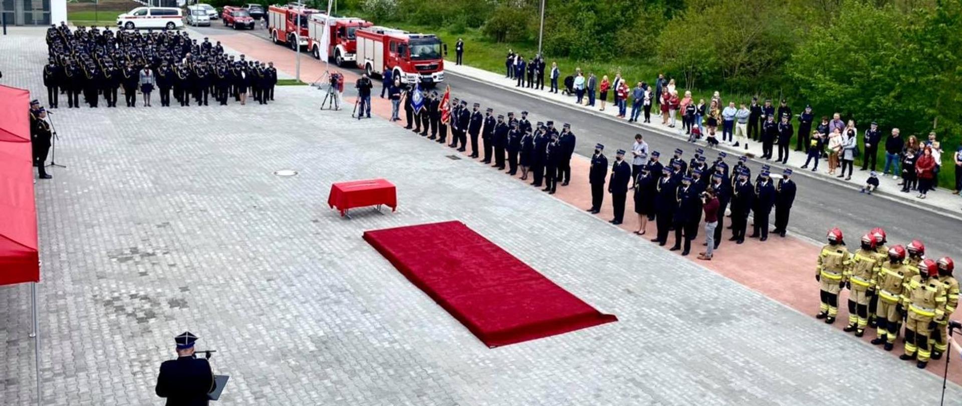 pododdziały strażaków zgromadzone na placu