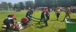 POWIATOWE ZAWODY SPORTOWO-POŻARNICZE. Strażacy podczas zawodów sportowo-pożarniczych, sztafeta oraz ćwiczenie bojowe.
