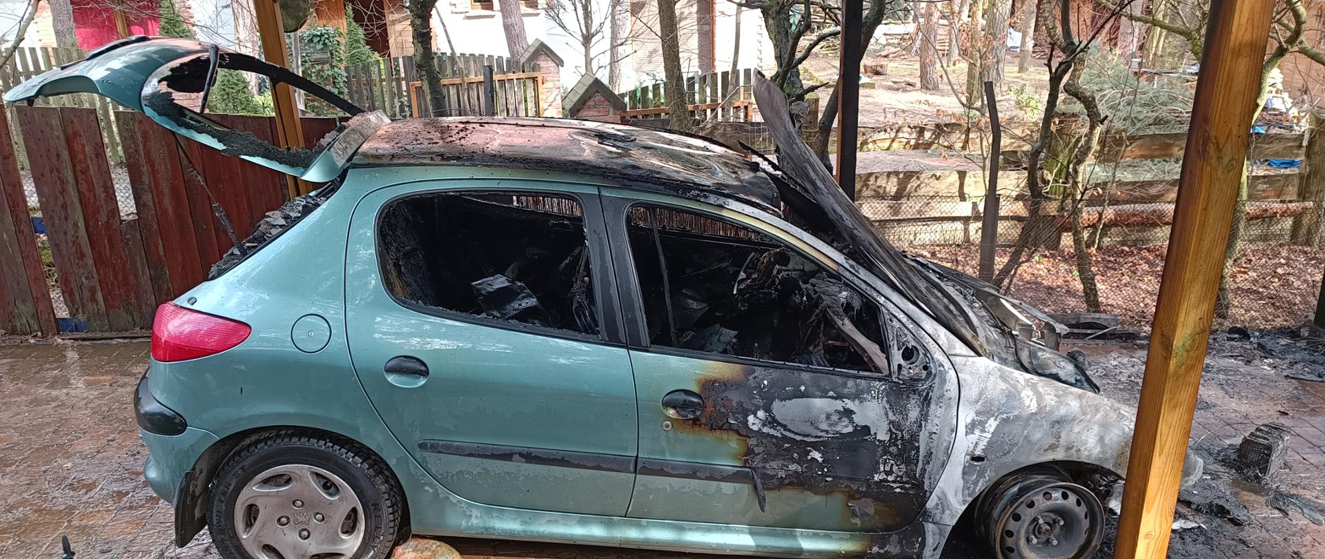 Widok auta zniszczonego przez pożar
