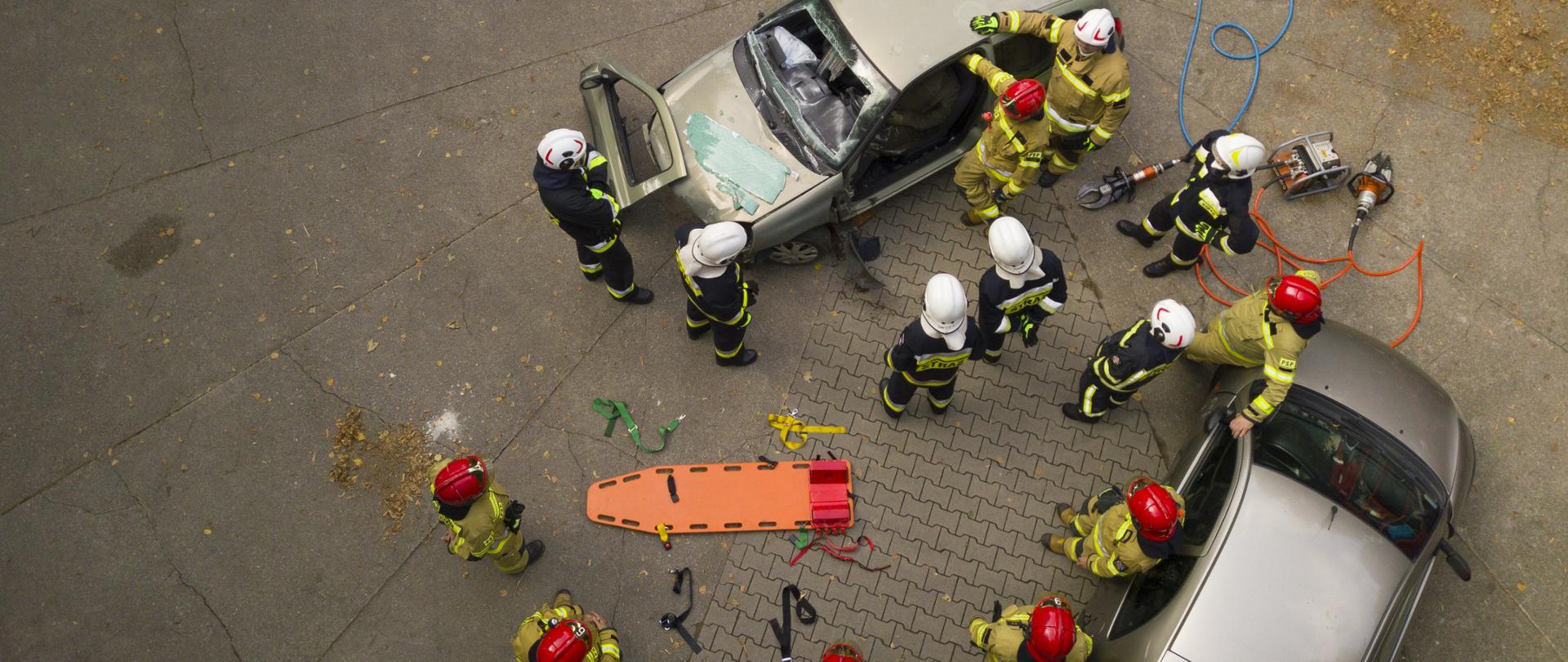 Strażacy podczas wykonywania dostępu do osoby poszkodowanej