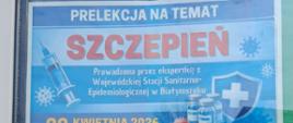 Plakat informacyjny zapraszający na prelekcję na temat szczepień. Na górze plakatu znajduje się tytuł: „Prelekcja na temat szczepień”. Pod nim informacja, że wydarzenie jest prowadzone przez ekspertkę z Wojewódzkiej Stacji Sanitarno Epidemiologicznej w Białymstoku. Termin prelekcji to 30 kwietnia 2026 roku, godzina 12:00. Miejscem jest Centrum Zawodów Medycznych i Społecznych, Szkoła Policealna Województwa Podlaskiego w Białymstoku, sala numer 11. Na plakacie znajdują się grafiki strzykawki, fiolek ze szczepionką, tarczy z krzyżem medycznym oraz symboli wirusów. Po prawej stronie – ilustracja osoby w fartuchu medycznym trzymającej tablet. Na dole informacja, że prelekcja odbywa się w ramach Europejskiego Tygodnia Szczepień oraz zaproszenie na spotkanie dotyczące znaczenia i bezpieczeństwa szczepień.