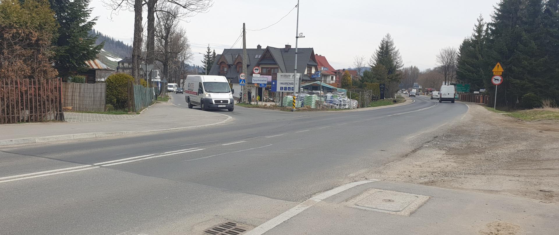 skrzyżowanie w Zakopanem z ul. Spyrkówka, średni ruch na drodze głównej