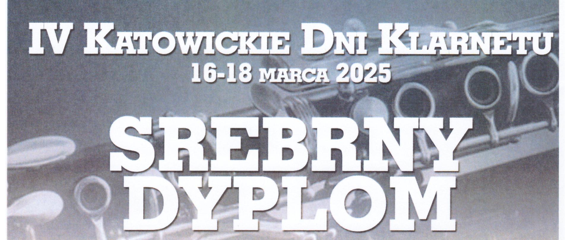 Tło dyplomu zdobi zdjęcie klarnetu a u dołu znajdują się logotypy sponsorów i organizatorów. Na dyplomie widnieją podpisy członków Jury.
