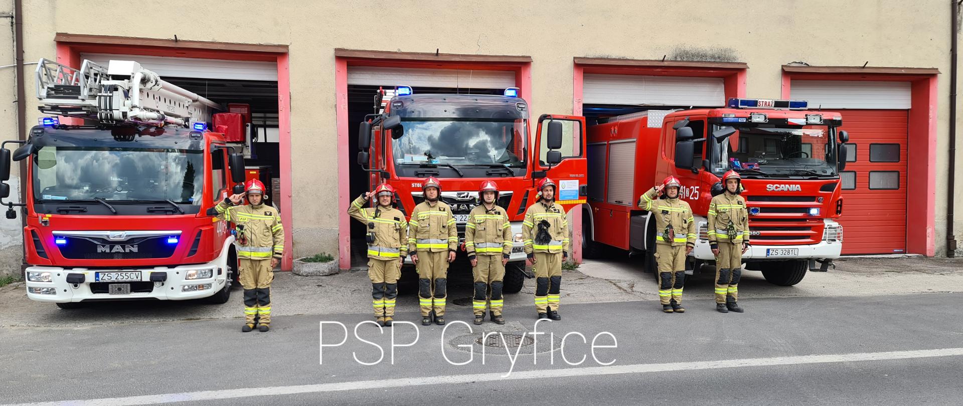 Na zdjęciu strażacy z KP PSP Gryfice na przy samochodach oddają hołd w 77 rocznicę wybuchu Powstania Warszawskiego