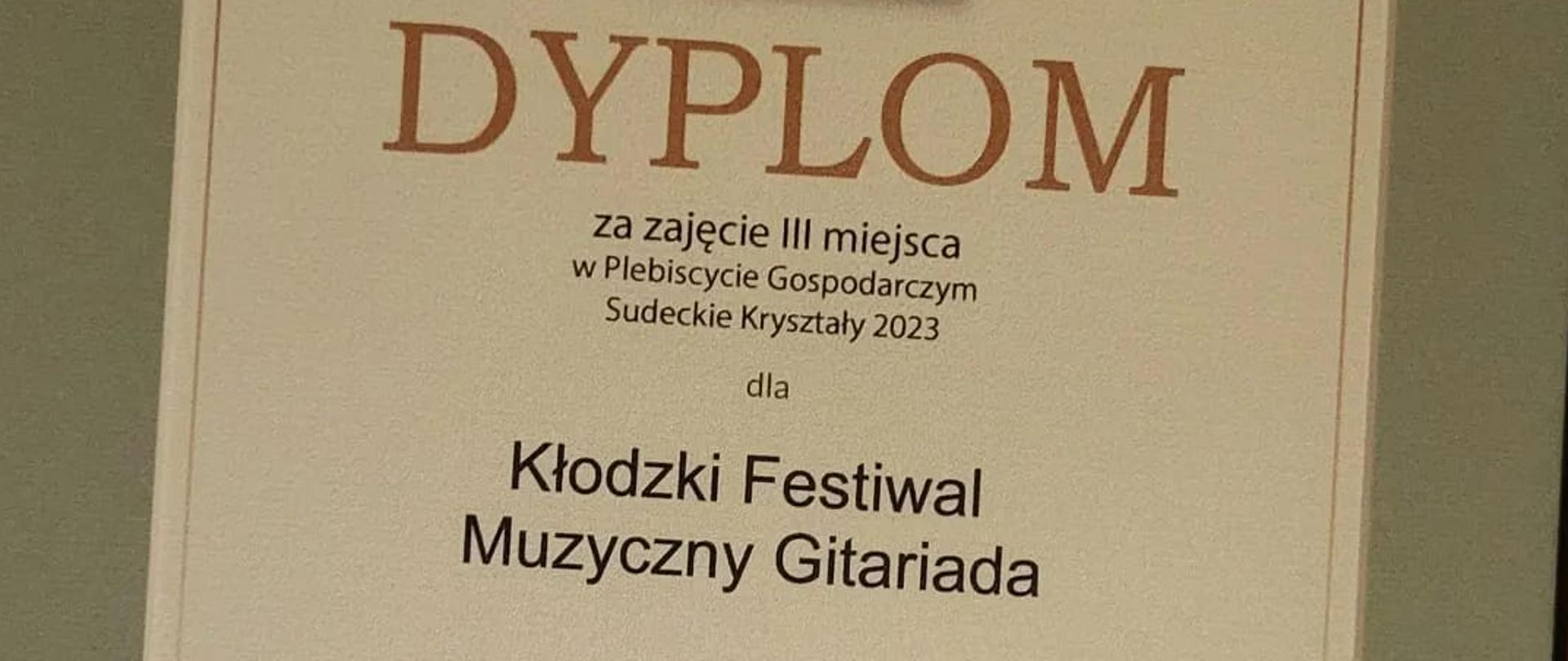 Dyplom na kolorowym tle z logami patronów i partnerów oraz szczegółowymi informacjami dotyczącymi plebiscytu "Sudeckie Kryształy" 