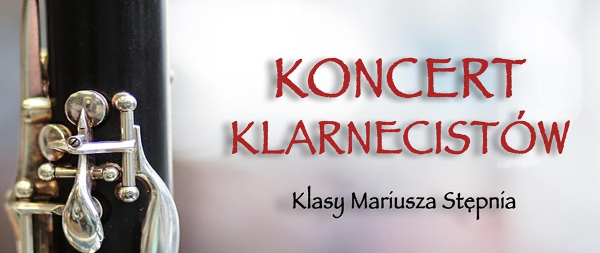 Plakat z wydarzeniem - Koncertem klarnecistów klasy Mariusza Stępnia, przy fortepianie uczniom towarzyszyś będą p. Klaudyna Hyjek i p. Waldemar Różański; na plakacie umieszczono klarnet, tło jest cieniowane, napisy na plakacie są w kolorze czarnym, czerwonym i białym