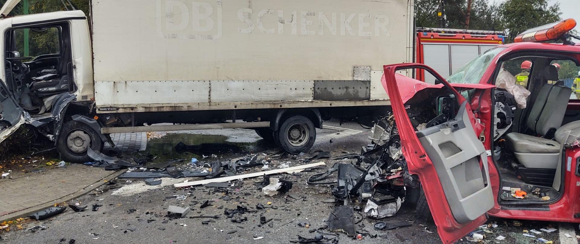 Samochód ciężarowy i dostawczy rozbite po zderzeniu