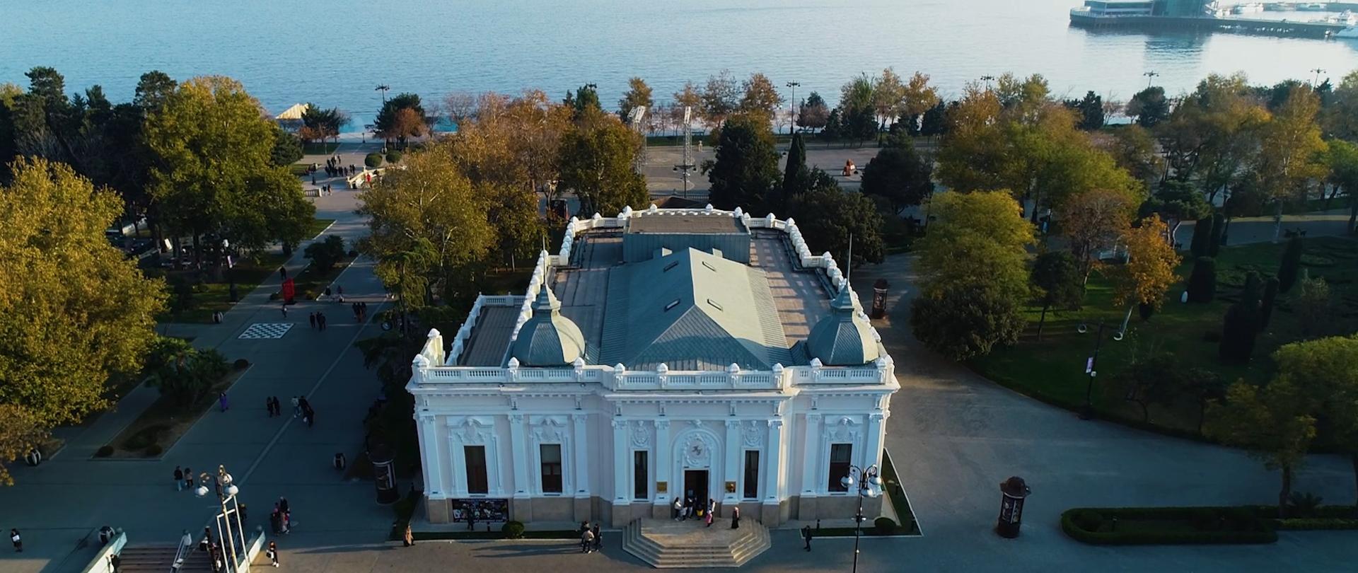 Teatr Kukiełkowy w Baku, zaprojektowany przez polskiego architekta Józefa Płoszko. 