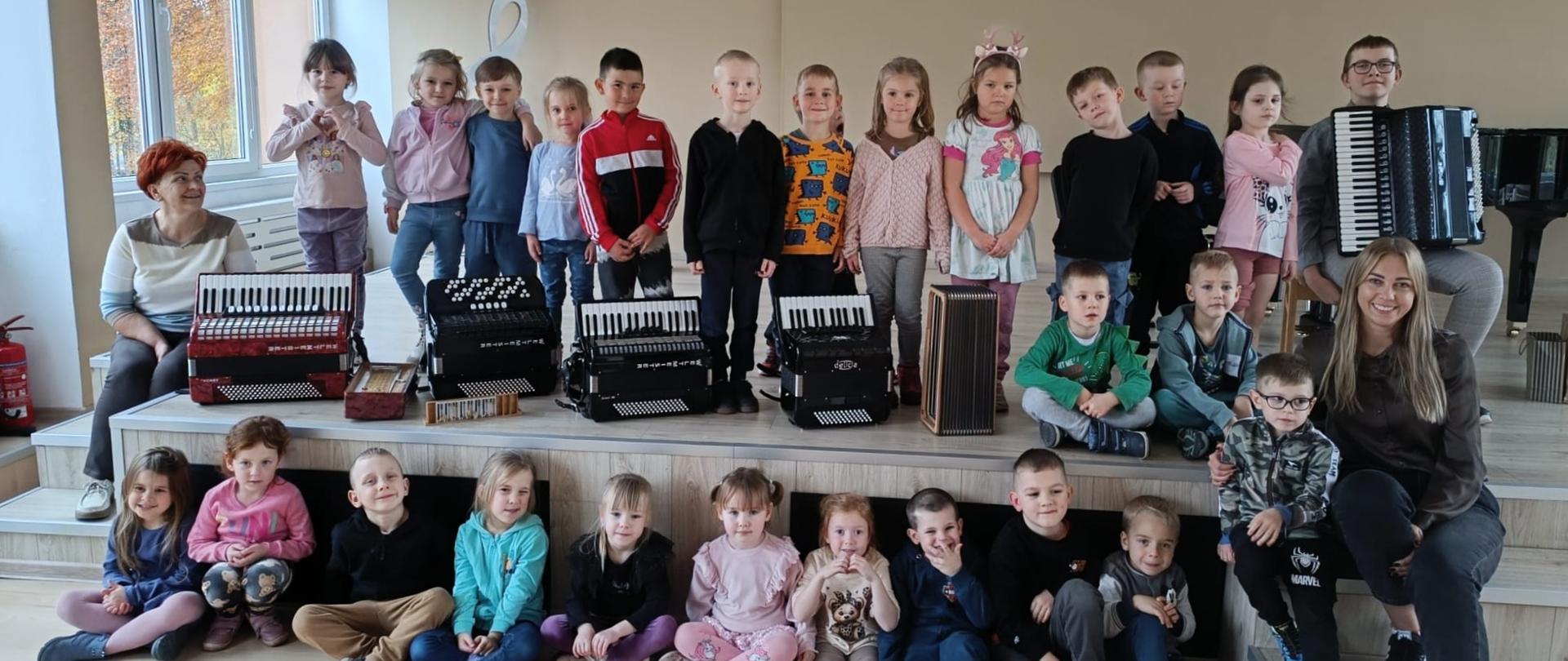 grupa przedszkolaków na scenie