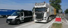 Biały pojazd ciężarowy z przyczepą zatrzymany ma punkcie kontrolnym WITD