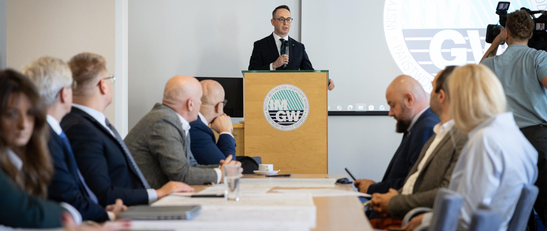 6 listopada 2025 r. minister infrastruktury Dariusz Klimczak wziął udział w spotkaniu zorganizowanym przez Instytut Meteorologii i Gospodarki Wodnej - Państwowy Instytut Badawczy oraz Związek Regionalnych Portów Lotniczych.